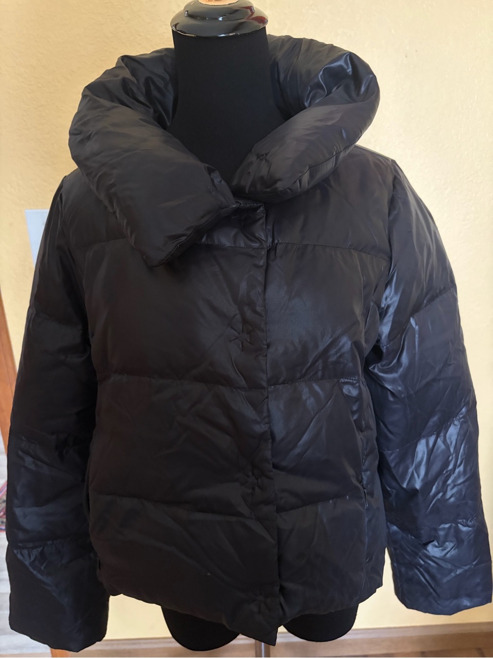 Banana Republic Black Puffer down crop Jacket with Oversized Collar size M